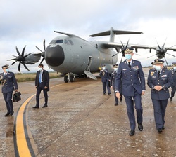 Don Felipe, acompañado por las autoridades militares que le recibieron a su llegada a la Base Aérea de Talavera la Real